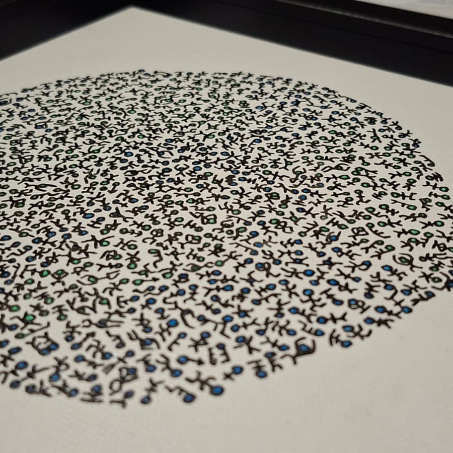 Une toile de Melv vue dans son ensemble : un disque formé de milliers de petits personnages à l'encre